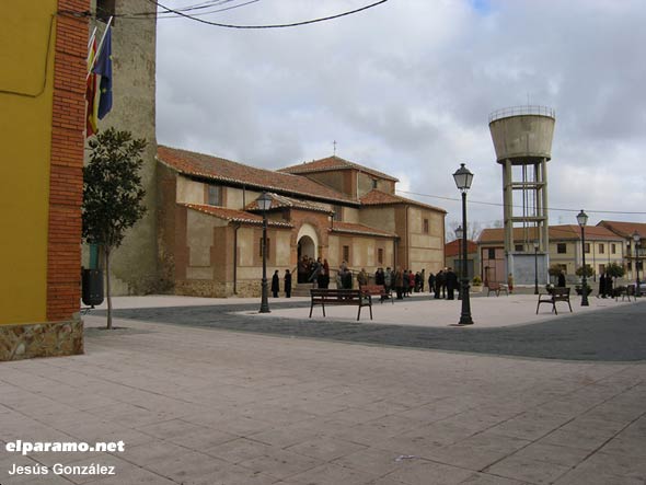 Plaza e Iglesia de Bercianos del Páramo